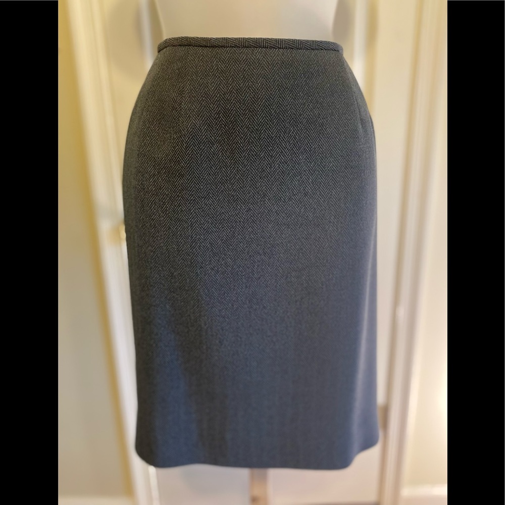 NWOT Kasper - Woman’s gray & black herringbone pattern pencil midi skirt, Siz…